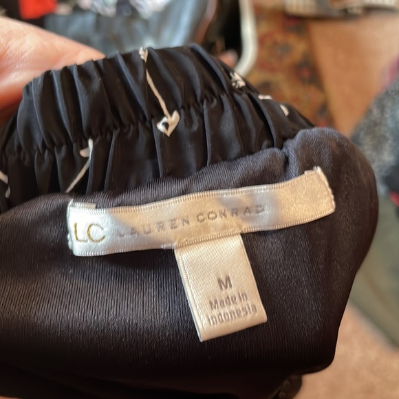 Lauren Conrad mini skirt, M, black with arrow print - Picture 5 of 7